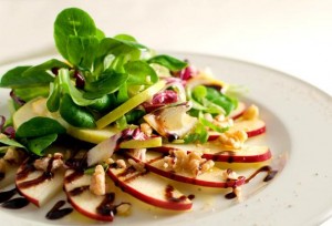 insalata_mele_noci_balsamico