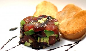 tartare_tonno_avocado_aceto_balsamico